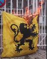 Vlaamse nationalisten vlag in de fik.