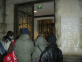 Demonstranten bij ingang Stadhuis