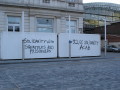 slogan aan het station van leuven