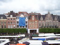 Spandoek aan Grote Markt-zijde van het complex.