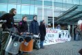 protest met sambaband, spandoeken en benzinepomp met popcorn