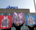 De Schone Kleren Kampagne bezoekt Asics in Hoofddorp.