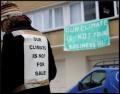 bezetters binnen en spandoeken op straat