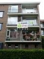 het spandoek op locatie..