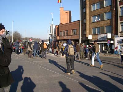 de ruiten van een leegstaand politiekantoor snevelen