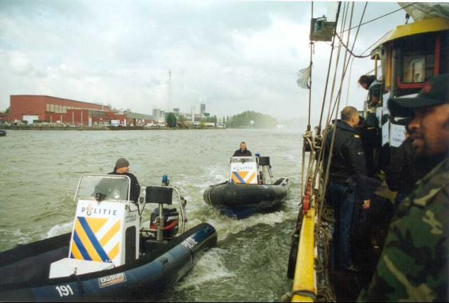 Politie aan boord: ´Straks gaan ze het VOC schip nog enteren!´