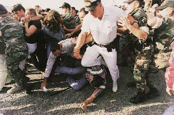 Raid of the Special Forces of the Port Police and the Navy against the strikers.