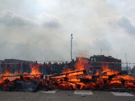 Brandende barricade, opgericht door Antwerpse havenstakers