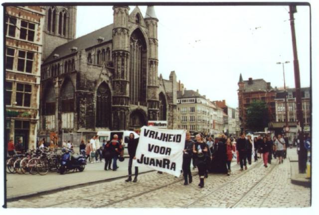 stoet door winkelcentrum, JuanRa uitgeleverd