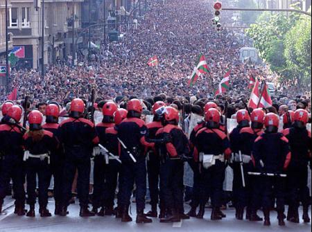 Ertzaintza blocking the way to the demonstration