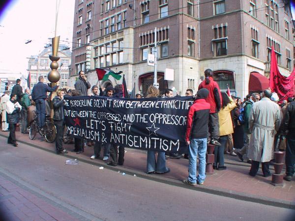 Spandoek op de Dam tijdens een demonstratie tegen de politiek van Isral 