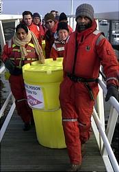 Greenpeace actievoerders op weg naar het kantoor van Dow Chemicals in Terneuzen.