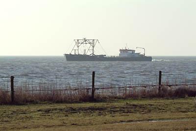 Een van de drie fabrieksboten die de natuur ernstig vernielt