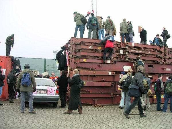 op de scheepcontainers 