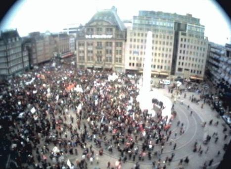 Monument tegen oorlog, De Dam, Amsterdam 12:55 15 februari 2003