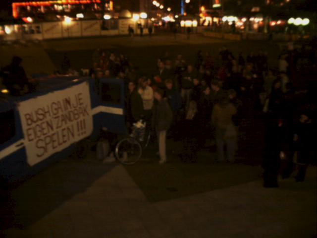 Dansende demonstranten op Plein '44