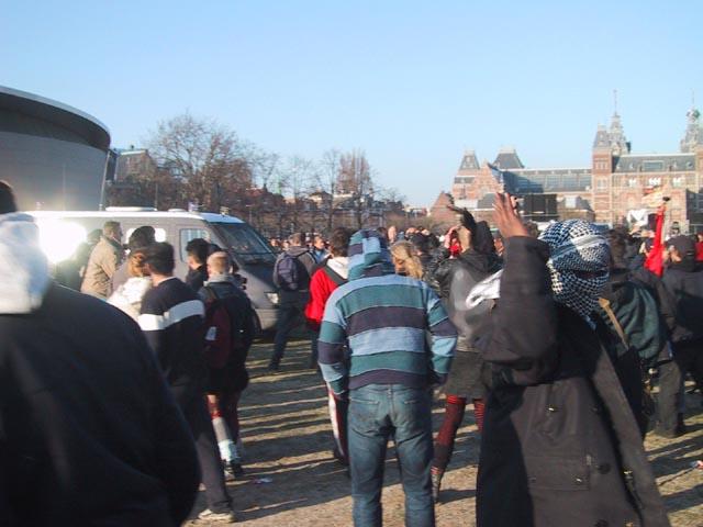 Politie rijdt op demonstranten in