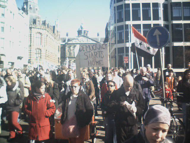 een impressie van de anti-oorlogsdemo lett. 'tegen de richting/stroom in'