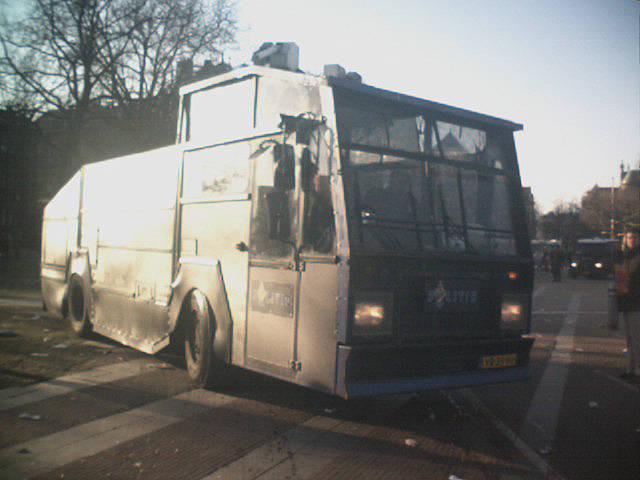 Een close-up van dolgedraaide ME-bus