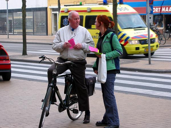 praten met voorbijgangers op winkelmiddag