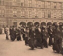 1913: demonstratie voor vrouwenkiesrecht op het Binnenhof