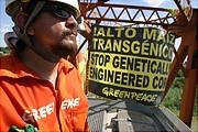 Greenpeace actievoerders op de grens USA/ Mexico