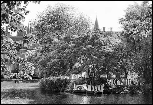 Het bezette eiland in de hofvijfer.