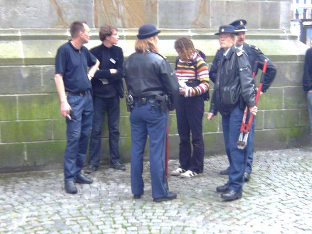 agenten met de betonschaar 'doen hun werk'