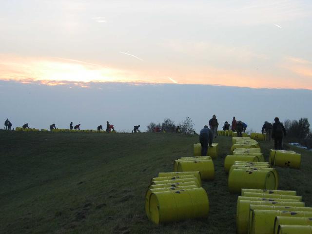 de vaten worden tegen zonsondergang weer ingeladen....