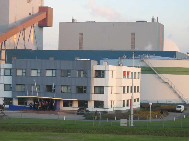 de 'feestvierders'op de stoep van het bezokerscentrum