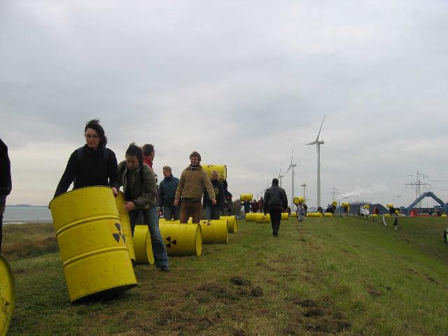 Op de dijk zetten van 600 vaten