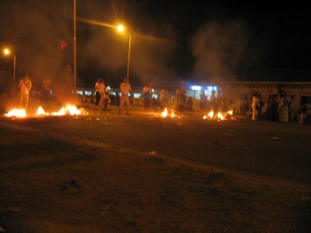 kleine vuurtjes verlichten de nacht in Santa Cruz