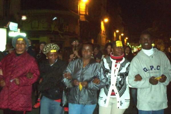 De demo: families voorop gevolgd door een activisten-orkest