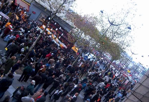 Acteurs en seizoensarbeiders squatten de kop v/d demo