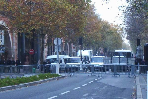 Politie in zijstraat ...