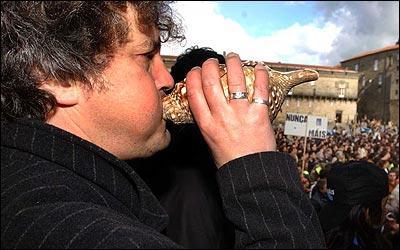 Manuel Rivas playing Marine Horn