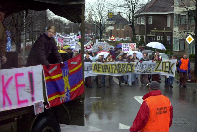 Ruim duizend mensen trotseren regen