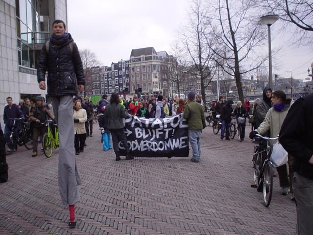 De vrije radio betogers komen aan bij de Stopera