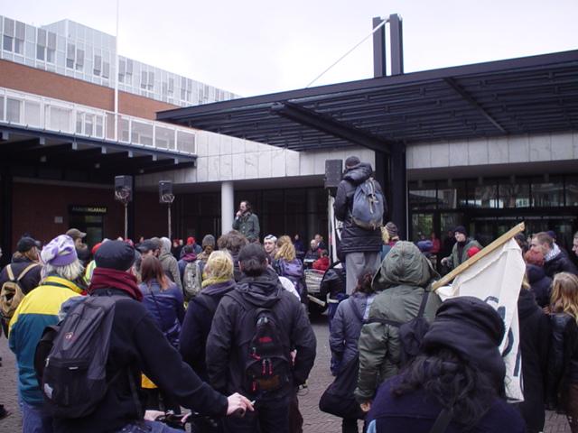 Speeches schallen voor het hoofdstedelijke Stadhuis