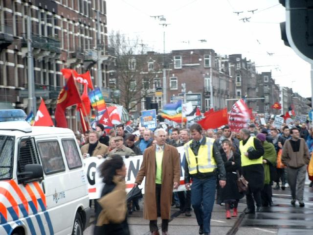 vele vlaggen wapperen in de harde wind