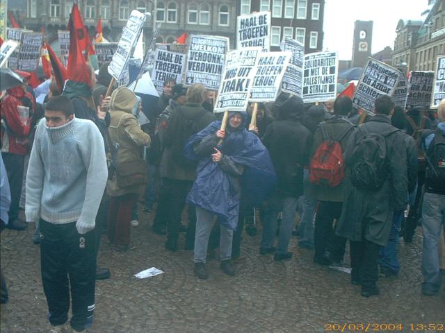 demonstranten trotseren regen en storm