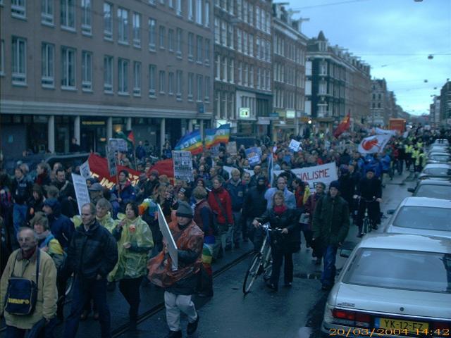 op deze foto staan zeker meer dan 250 demonstranten