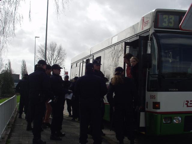 mensen worden uit bus gevorderd