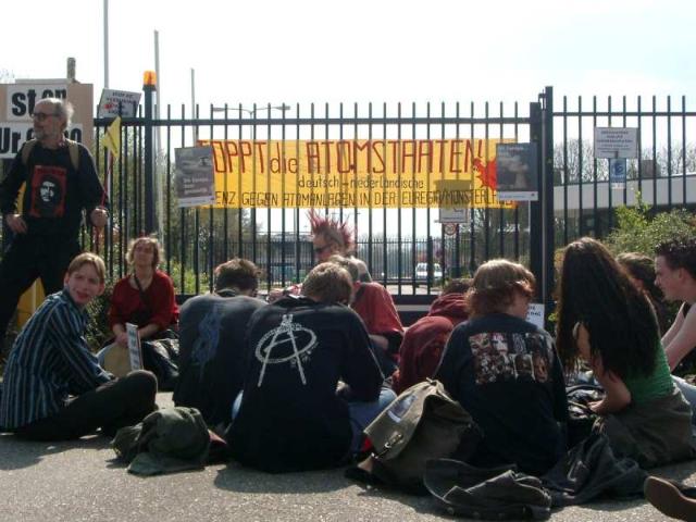 demonstranten bij de hoofdingang