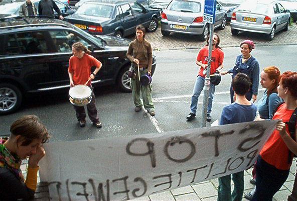 begeleid door wat getrommel op pannen