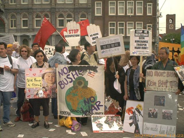 Koreaanse demonstranten uit Europa eisen de terugtrekking van Koreaanse troepen 