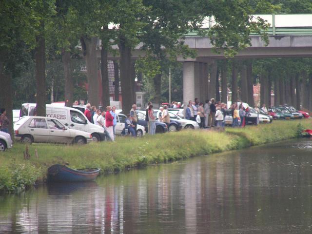 Buurt loopt massaal uit.