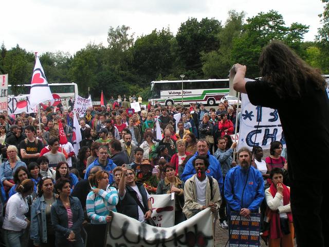 Eindpunt optocht. 'Geen vertrekcentrum'.