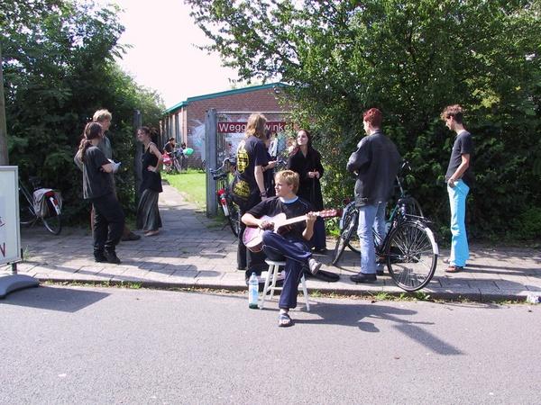 Bezoekers werden welkom geheten door theatergroep D'Amor.