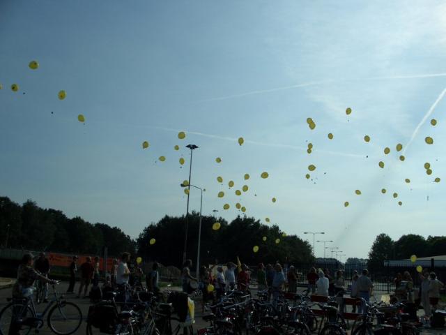 zo'n 100 ballonnen worden losgelaten